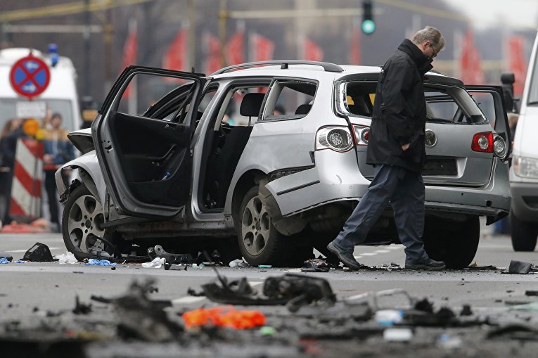 На месте взрыва автомобиля в Германии. 15 марта 2016 На месте взрыва автомобиля в Германии. 15 марта 2016