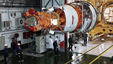 Специалисты предприятий ракетно-космической отрасли готовят аппарата дистанционного зондирования Земли. Архивное фото Специалисты предприятий ракетно-космической отрасли готовят аппарата дистанционного зондирования Земли. Архивное фото