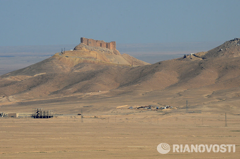 Вид на старый замок на холме со стороны позиций правительственной армии Сирии в 7 км к западу от города Пальмира в Сирии Вид на старый замок на холме со стороны позиций правительственной армии Сирии в 7 км к западу от города Пальмира в Сирии