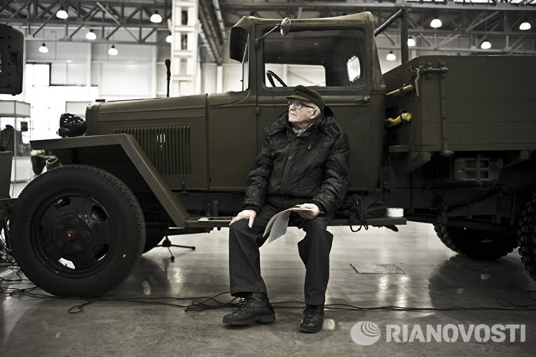 Автомобильный коллекционер Виталий Сефгерьянц во время подготовки выставки Моторы Войны в выставочном центре Крокус Экспо в Москве Автомобильный коллекционер Виталий Сефгерьянц во время подготовки выставки Моторы Войны в выставочном центре Крокус Экспо в Москве