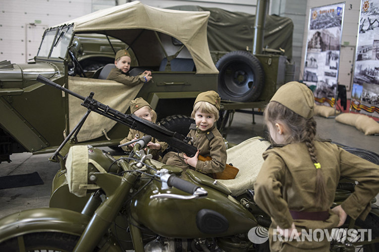 Посетители на международной выставке исторической военной техники Моторы войны в МВЦ Крокус Экспо в Москве Посетители на международной выставке исторической военной техники Моторы войны в МВЦ Крокус Экспо в Москве