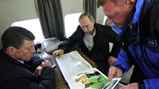 Президент России Владимир Путин (в центре) во время облета транспортного перехода через Керченский пролив. Слева - заместитель председателя правительства РФ Дмитрий Козак Президент России Владимир Путин (в центре) во время облета транспортного перехода через Керченский пролив. Слева - заместитель председателя правительства РФ Дмитрий Козак