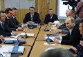 Президент России Владимир Путин проводит оперативное совещание по вопросам социально-экономического развития Крыма и Севастополя в штабе строительства транспортного перехода через Керченский пролив на острове Тузл Президент России Владимир Путин проводит оперативное совещание по вопросам социально-экономического развития Крыма и Севастополя в штабе строительства транспортного перехода через Керченский пролив на острове Тузл