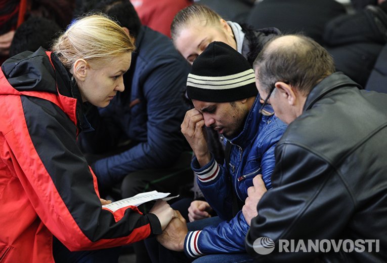 Родственники пассажиров самолета Boeing-737-800, который разбился при посадке в аэропорту Ростова-на-Дону Родственники пассажиров самолета Boeing-737-800, который разбился при посадке в аэропорту Ростова-на-Дону