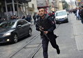 Сотрудник турецкой полиции неподалеку от места взрыва на улице Истикляль в Стамбуле. 19 марта 2016 Сотрудник турецкой полиции неподалеку от места взрыва на улице Истикляль в Стамбуле. 19 марта 2016