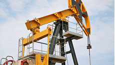 Штанговый насос на нефтяной скважине. Архивное фото Штанговый насос на нефтяной скважине. Архивное фото
