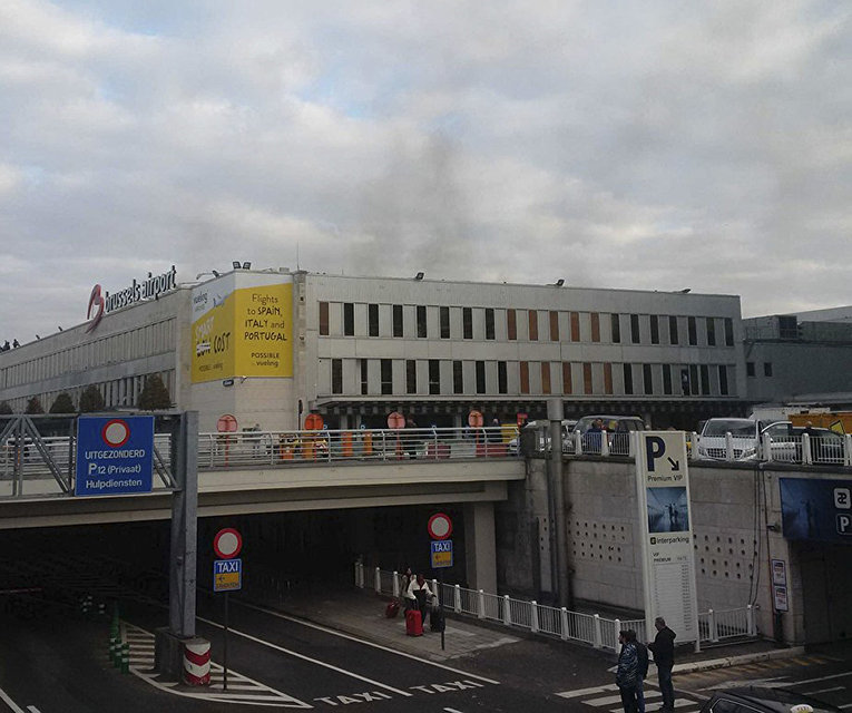 На месте взрыва в аэропорту Брюсселя. 22 марта 2016 На месте взрыва в аэропорту Брюсселя. 22 марта 2016