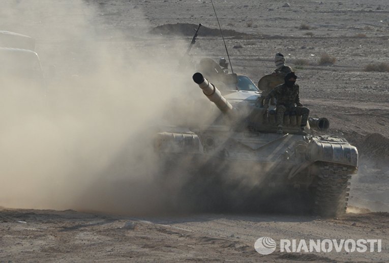 Танк Т-72 отряда ополчения Фатимиюн на переднем крае в горах в 10 км от Пальмиры Танк Т-72 отряда ополчения Фатимиюн на переднем крае в горах в 10 км от Пальмиры
