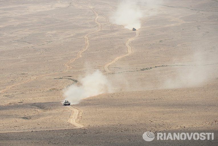 Танки Т-72 сирийской армии на переднем крае в 10 км от Пальмиры Танки Т-72 сирийской армии на переднем крае в 10 км от Пальмиры