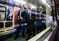Начальник Московского метрополитена Дмитрий Пегов и министр культуры России Владимир Мединский осматривают поезд Герои на все времена Начальник Московского метрополитена Дмитрий Пегов и министр культуры России Владимир Мединский осматривают поезд Герои на все времена