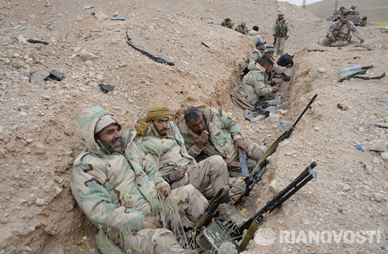 Бойцы Сирийской арабской армии и отряда народного ополчения Соколы пустыни на подступах к Пальмире Бойцы Сирийской арабской армии и отряда народного ополчения Соколы пустыни на подступах к Пальмире