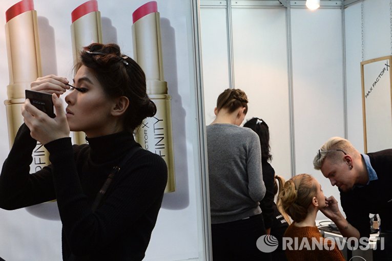 Модели готовятся к показу коллекции одежды дизайнера Ильи Шияна в рамках Недели моды в Москве Сделано в России Модели готовятся к показу коллекции одежды дизайнера Ильи Шияна в рамках Недели моды в Москве Сделано в России
