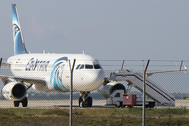 Самолет A320 компании EgyptAir в аэропорту Ларнаки, Кипр Самолет A320 компании EgyptAir в аэропорту Ларнаки, Кипр