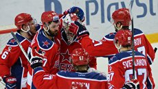 Игроки ЦСКА радуются победе в финальном матче плей-офф Кубка Гагарина Континентальной хоккейной лиги между ПХК ЦСКА (Москва) и ХК Металлург (Магнитогорск). Игроки ЦСКА радуются победе в финальном матче плей-офф Кубка Гагарина Континентальной хоккейной лиги между ПХК ЦСКА (Москва) и ХК Металлург (Магнитогорск).