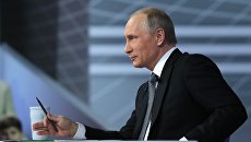 Президент России Владимир Путин отвечает на вопросы россиян в студии Гостиного двора во время ежегодной специальной программы Прямая линия с Владимиром Путиным Президент России Владимир Путин отвечает на вопросы россиян в студии Гостиного двора во время ежегодной специальной программы Прямая линия с Владимиром Путиным