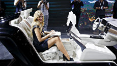 Модель демонстрирует салон автомобиля Volvo S90. Пекинский автосалон, апрель 2016 Модель демонстрирует салон автомобиля Volvo S90. Пекинский автосалон, апрель 2016