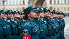 Курсанты МЧС России во время репетиции пешей части военного парада Победы на Дворцовой площади в Санкт-Петербурге Курсанты МЧС России во время репетиции пешей части военного парада Победы на Дворцовой площади в Санкт-Петербурге