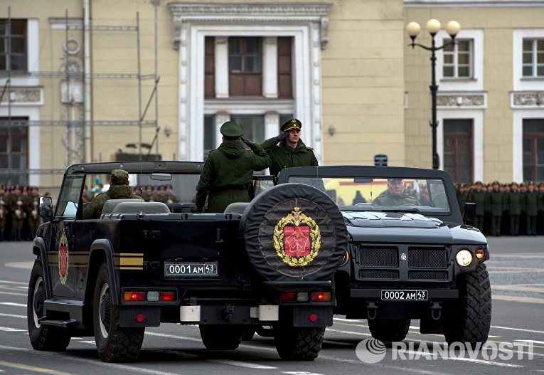 Военнослужащие во время репетиции пешей части военного парада Победы на Дворцовой площади в Санкт-Петербурге Военнослужащие во время репетиции пешей части военного парада Победы на Дворцовой площади в Санкт-Петербурге