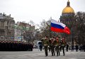 Военнослужащие во время репетиции пешей части военного парада Победы на Дворцовой площади в Санкт-Петербурге Военнослужащие во время репетиции пешей части военного парада Победы на Дворцовой площади в Санкт-Петербурге