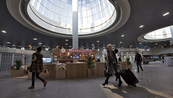 Посетители на открытии реконструированного терминала аэропорта Пулково-1 в Санкт-Петербурге. Архивное фото