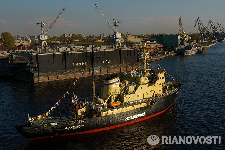Ледокол Иван Крузенштерн во время фестиваля ледоколов на реке Неве в Санкт-Петербурге Ледокол Иван Крузенштерн во время фестиваля ледоколов на реке Неве в Санкт-Петербурге