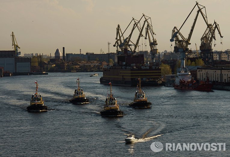 Представление Вальс буксиров во время фестиваля ледоколов на реке Неве в Санкт-Петербурге Представление Вальс буксиров во время фестиваля ледоколов на реке Неве в Санкт-Петербурге