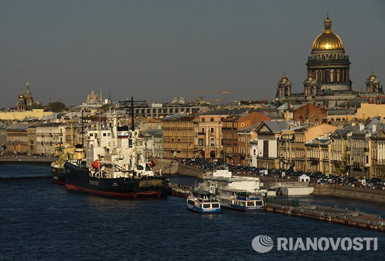 У пристани ледоколы Мудьюг (на первом плане) и Иван Крузенштерн во время фестиваля ледоколов на реке Неве в Санкт-Петербурге У пристани ледоколы Мудьюг (на первом плане) и Иван Крузенштерн во время фестиваля ледоколов на реке Неве в Санкт-Петербурге