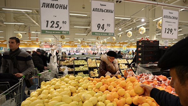 Покупатели у прилавка с лимонами и апельсинами из Турции. Архивное фото