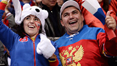 Болельщики сборной России во время матча за третье место чемпионата мира по хоккею между сборными командами России и США Болельщики сборной России во время матча за третье место чемпионата мира по хоккею между сборными командами России и США