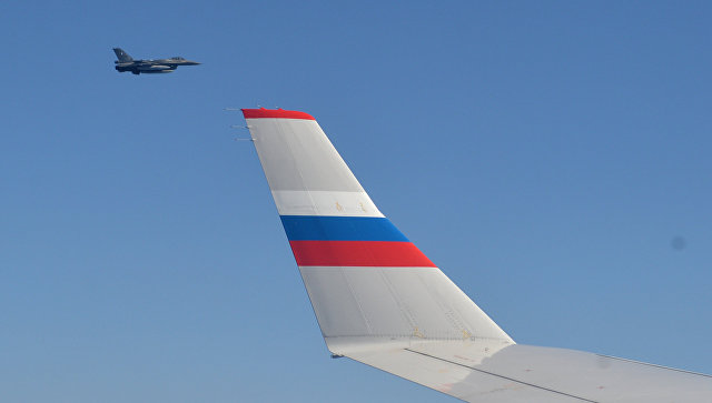 Истребитель F-16 сопровождает самолет президента России Владимира Путина. Архивное фото
