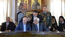 Президент России Владимир Путин и президент Греции Прокопис Павлопулос во время встречи с представителями Священного Кинота в рамках посещения Святой горы Афон Президент России Владимир Путин и президент Греции Прокопис Павлопулос во время встречи с представителями Священного Кинота в рамках посещения Святой горы Афон