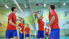 Игроки мужской сборной команды России по волейболу на тренировке команды. Архивное фото Игроки мужской сборной команды России по волейболу на тренировке команды. Архивное фото