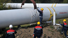 Сотрудники Укртрансгаза выполняют работы на трубопроводе недалеко от высокогорной газокомпрессорной станции Воловец в Закарпатской области Сотрудники Укртрансгаза выполняют работы на трубопроводе недалеко от высокогорной газокомпрессорной станции Воловец в Закарпатской области