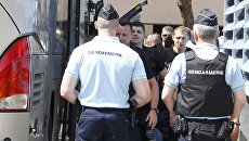 Сотрудники правоохранительных органов Франции возле автобуса с российскими футбольными болельщиками в Лилле. 14 июня 2016 Сотрудники правоохранительных органов Франции возле автобуса с российскими футбольными болельщиками в Лилле. 14 июня 2016