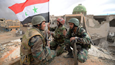 Солдаты сирийской армии (САА) с флагом Сирии радуются освобождению Пальмиры Солдаты сирийской армии (САА) с флагом Сирии радуются освобождению Пальмиры