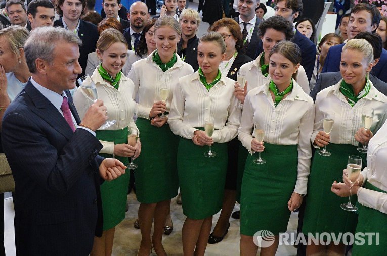 Герман Греф с сотрудниками в павильоне Сбербанка на выставке SPIEF Investment & Business Expo Герман Греф с сотрудниками в павильоне Сбербанка на выставке SPIEF Investment & Business Expo