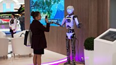 Девушка фотографирует робот Теспиан на выставке SPIEF Investment & Business Expo Девушка фотографирует робот Теспиан на выставке SPIEF Investment & Business Expo