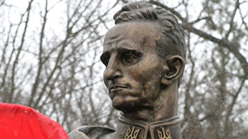 У памятника командира Украинской повстанческой армии (УПА) Романа Шухевича в с.Белогорща У памятника командира Украинской повстанческой армии (УПА) Романа Шухевича в с.Белогорща