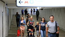 Пассажиры Московского метрополитена. Архивное фото Пассажиры Московского метрополитена. Архивное фото