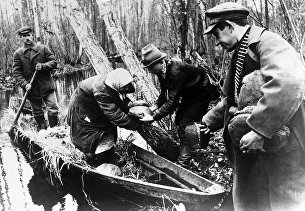 Великая Отечественная война 1941-1945 годов. Партизаны принимают хлеб Великая Отечественная война 1941-1945 годов. Партизаны принимают хлеб