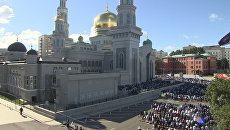 Праздничная молитва мусульман у соборной мечети Москвы в честь Ураза-байрам Праздничная молитва мусульман у соборной мечети Москвы в честь Ураза-байрам