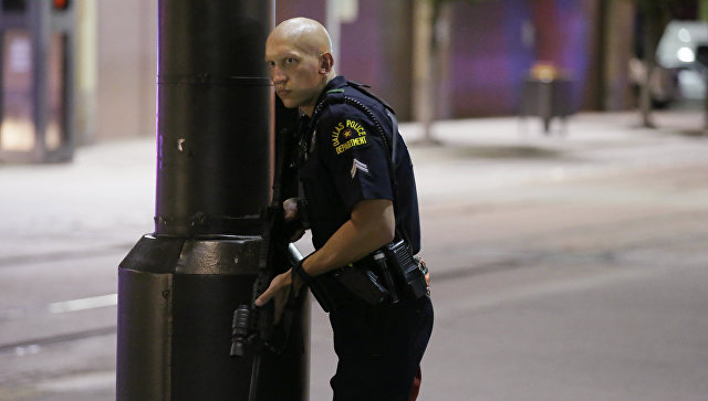 Полицейский на месте беспорядков в Далласе