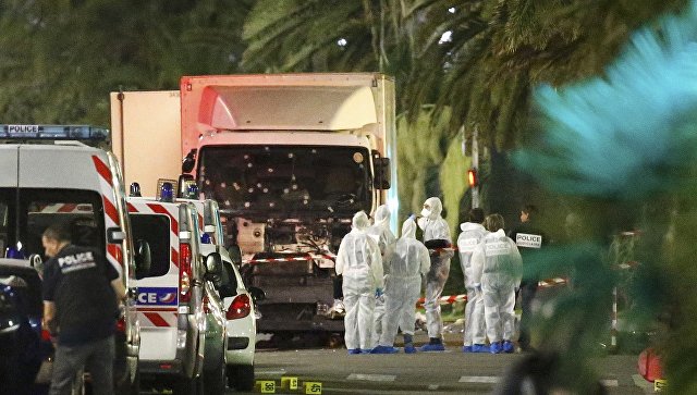 Полиция у грузовика, который совершил теракт в Ницце