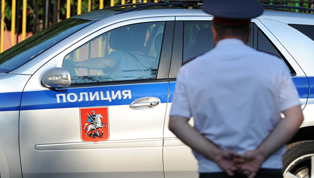 Полицейский автомобиль и сотрудник полиции в Москве. Архивное фото