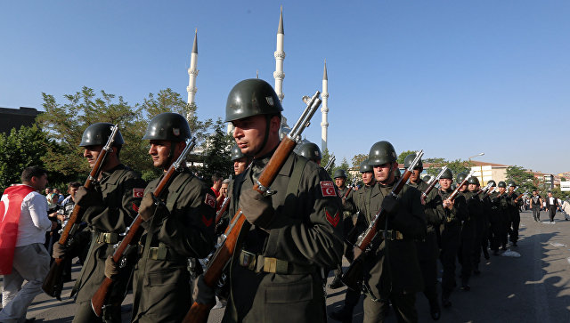 Турецкие военнослужащие во время похорон погибших в результате попытки военного переворота