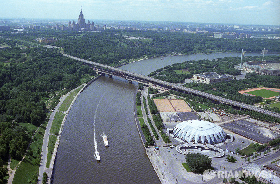 Москва-река. Справа - Центральный стадион имени В. И. Ленина (ныне стадион Лужники). Слева - здание МГУ Москва-река. Справа - Центральный стадион имени В. И. Ленина (ныне стадион Лужники). Слева - здание МГУ
