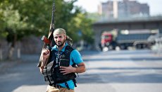 Член группы Сасна црер на территории захваченного полка ППС полиции района Эребуни в Ереване. Архивное фото Член группы Сасна црер на территории захваченного полка ППС полиции района Эребуни в Ереване. Архивное фото