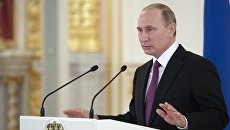 Президент России Владимир Путин выступает на встрече в Кремле с членами олимпийской сборной России в преддверии ее проводов для участия в Олимпийских играх в Рио-де-Жанейро. Президент России Владимир Путин выступает на встрече в Кремле с членами олимпийской сборной России в преддверии ее проводов для участия в Олимпийских играх в Рио-де-Жанейро.