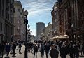 Прохожие на улице Арбат в Москве