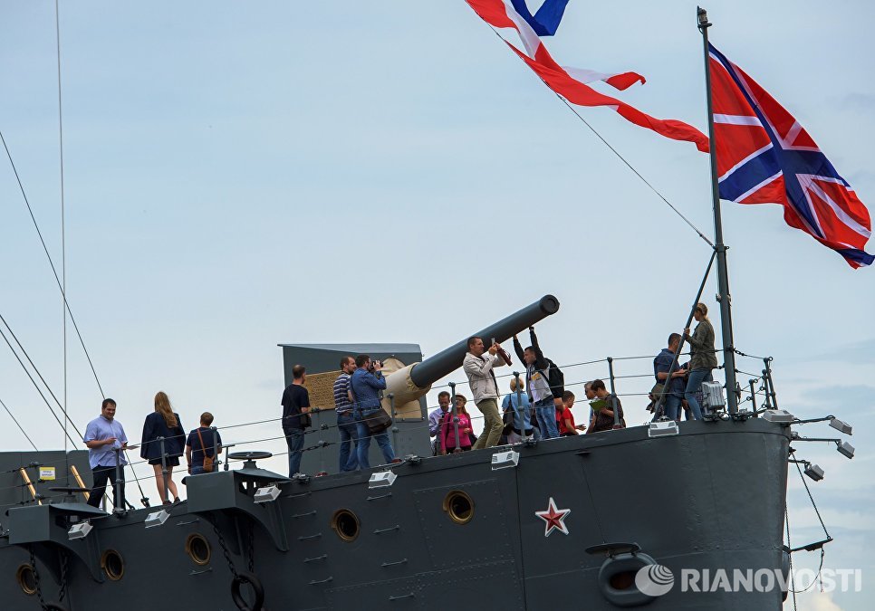 Посетители на крейсере Аврора, открывшемся после реставрации Посетители на крейсере Аврора, открывшемся после реставрации